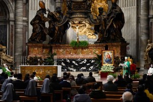 El Papa reaparece tras el ataque de ciática y denuncia la muerte por frío de un sintecho