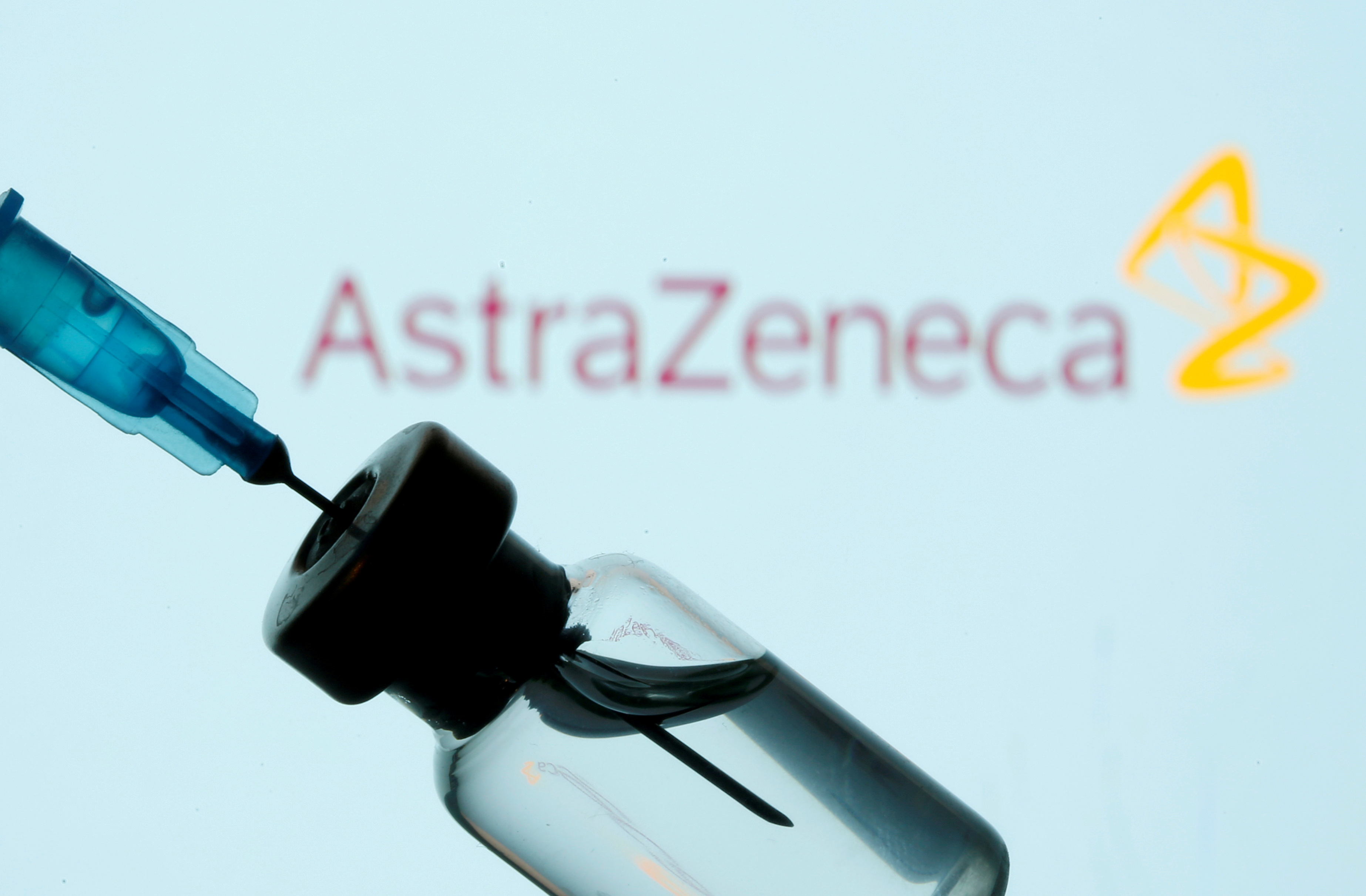 AstraZeneca no encuentra evidencia de mayor riesgo de coágulos por vacuna