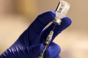México recibió su primer lote de vacunas de Pfizer del año