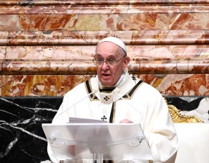El papa Francisco pide a los periodistas que “desgasten las suelas de los zapatos” que salgan a la calle