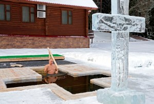 Putin se zambulle en agua helada en la Epifanía ortodoxa pese a la Covid-19