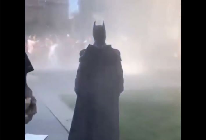 ¡Insólito! Hasta Batman apareció en medio de las protestas en el Capitolio (VIDEO)