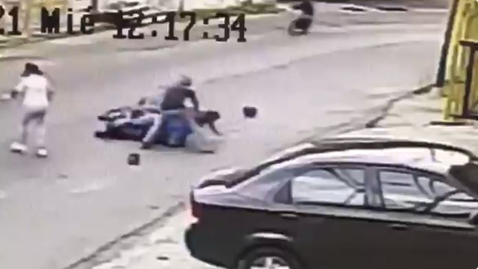 Atraparon y fustigaron a sujeto que se robaba una moto en El Junquito (VIDEO)