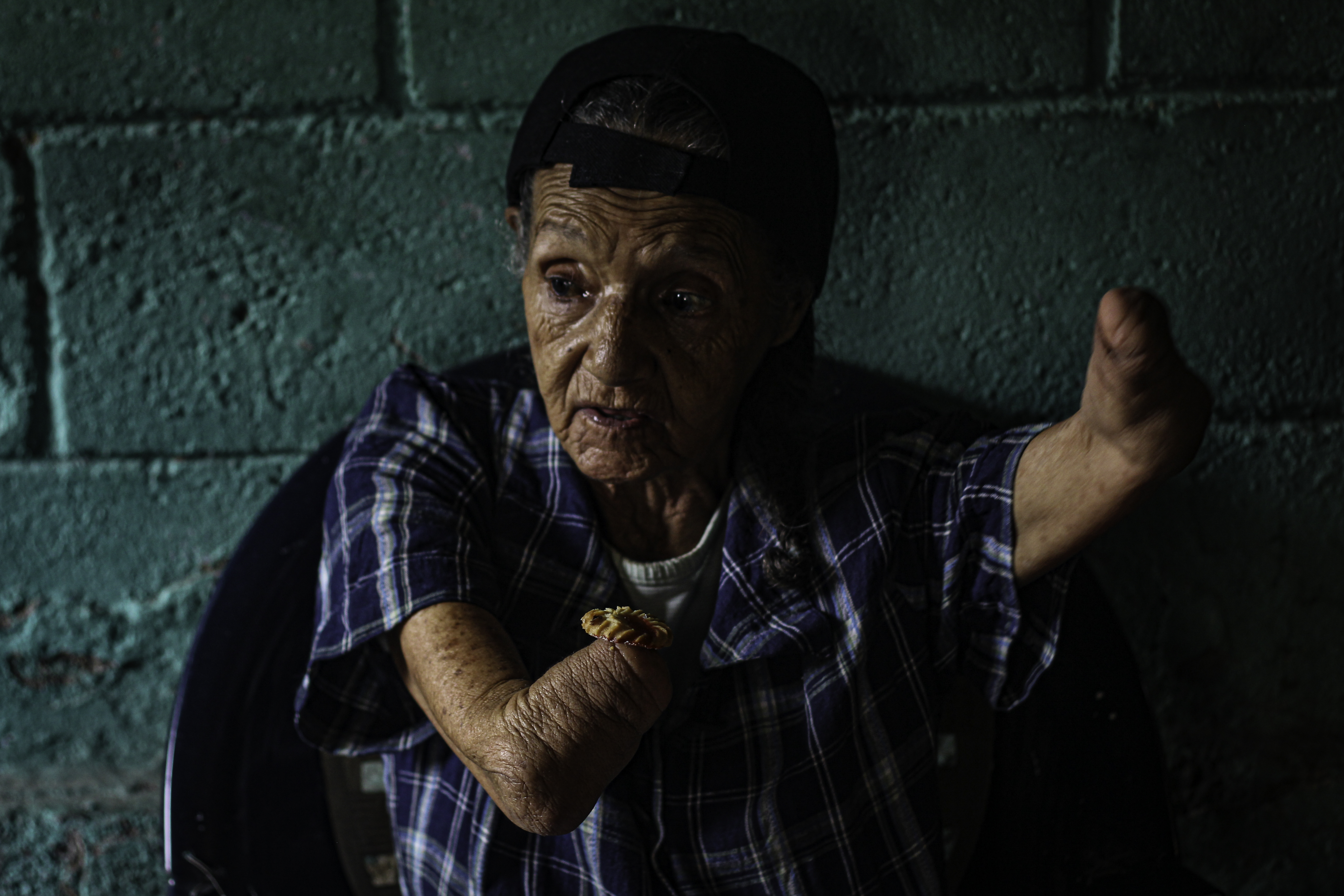 Consuelo, la abuela sin brazos que lucha contra la crisis en el barrio más peligroso de Venezuela (Video)