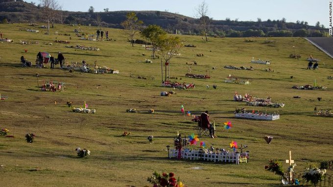 Cementerio más grande de EEUU refrigera los cuerpos tras numerosas muertes a causa del Covid-19