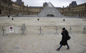 Francia agiliza su lucha contra la pandemia con un toque de queda ampliado