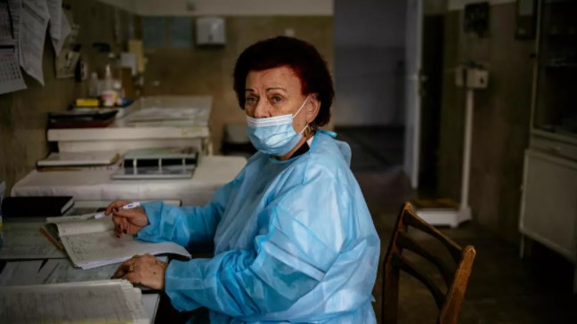 “¿Los iba a dejar morir?”, se pregunta la doctora octogenaria que lucha contra el Covid-19 en Bulgaria
