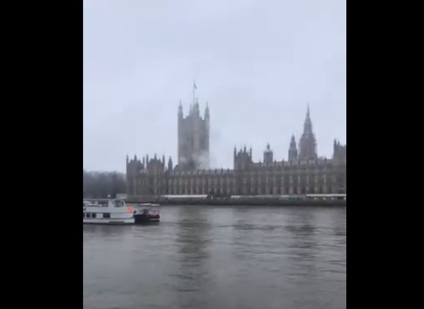 VIDEO: Se observa humo sobre el Palacio del Parlamento de Londres