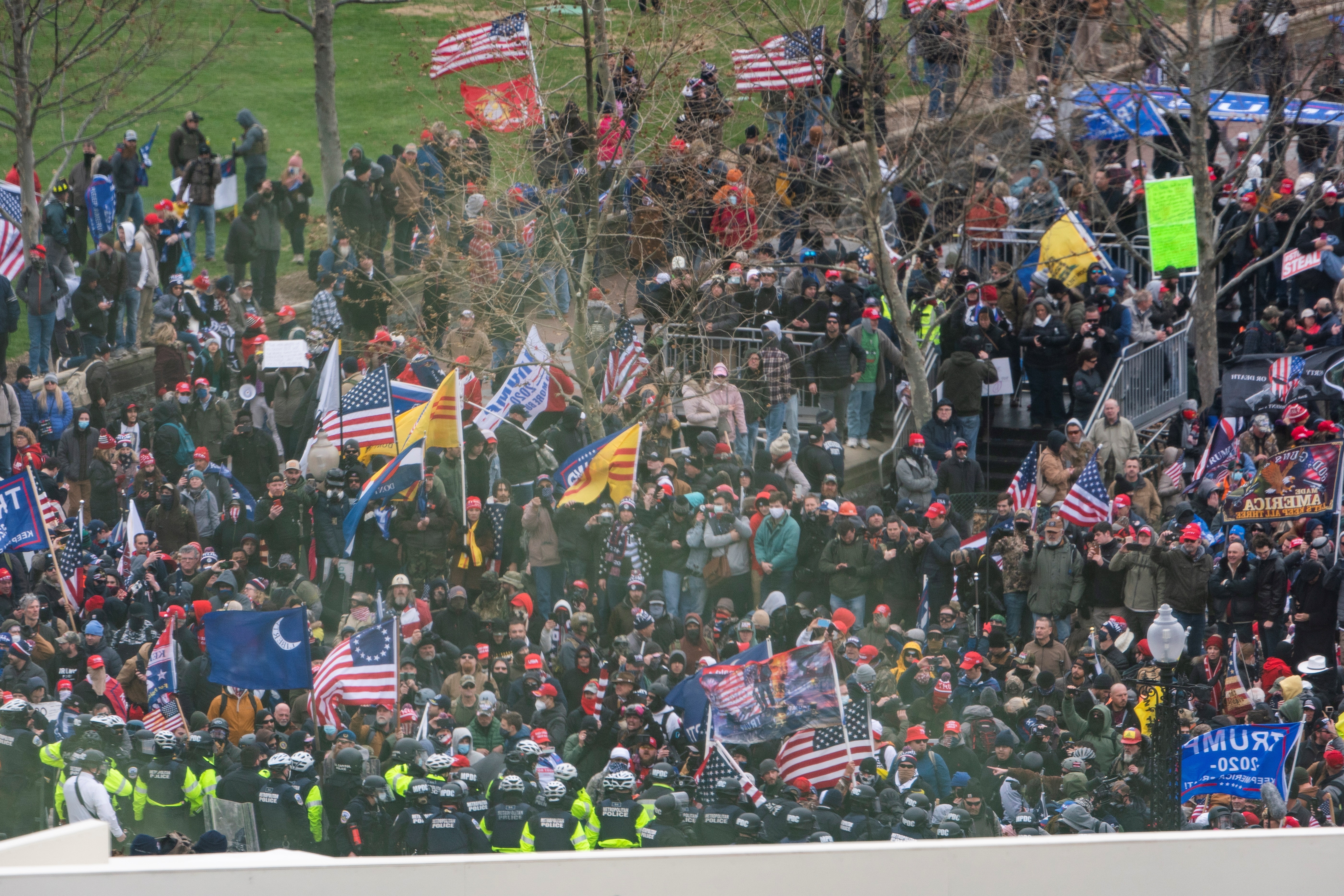 Miles de seguidores de Trump se enfrentaron a la policía frente al Congreso