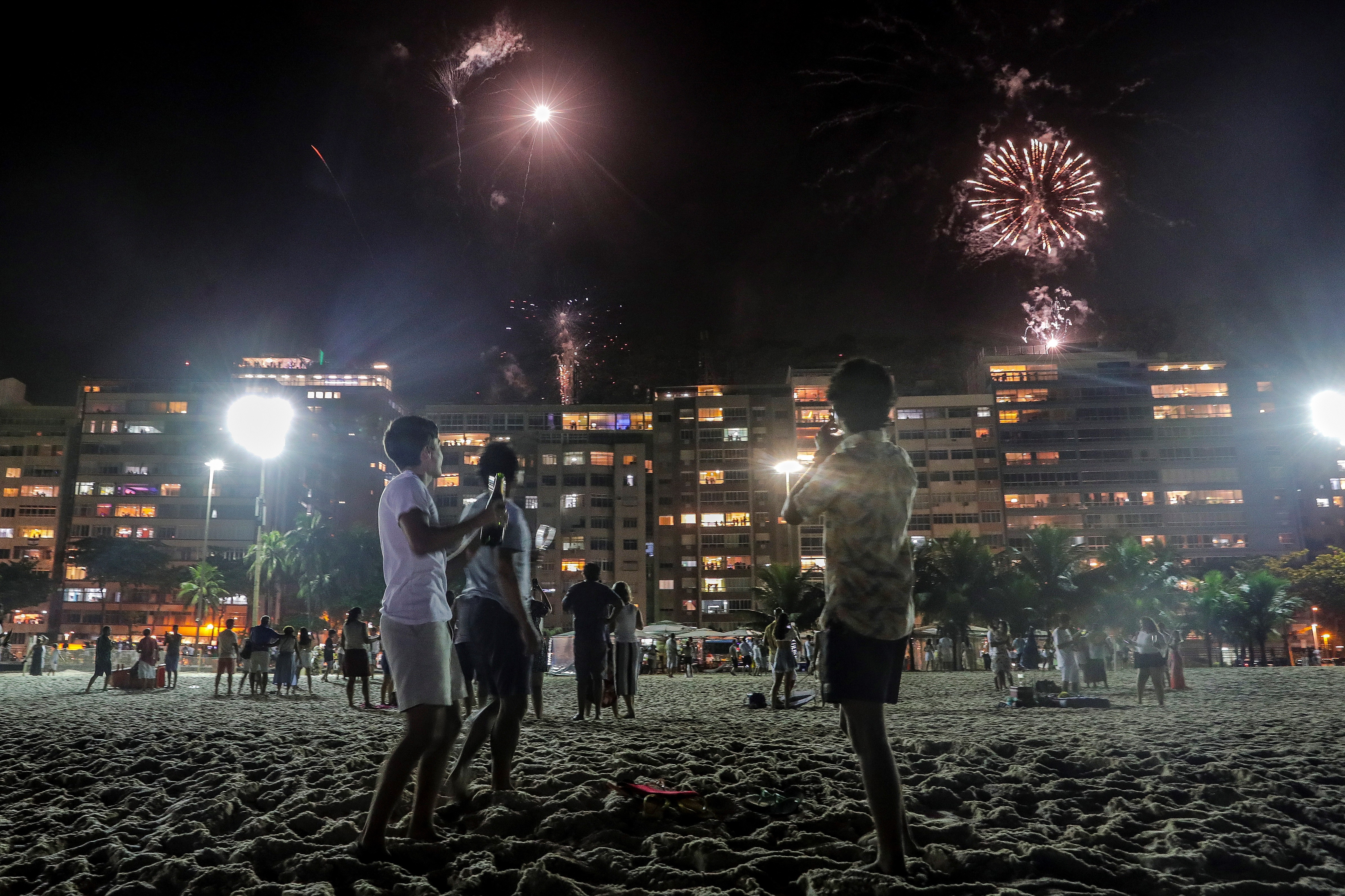 Año Nuevo discreto: Brasileños recibieron el 2021 sin fuegos pirotécnicos y con playas casi vacías