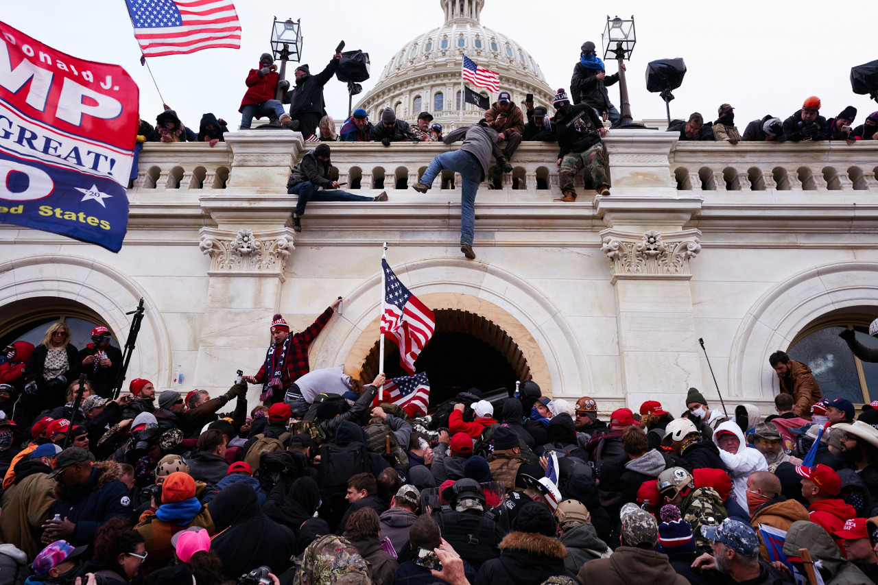 Policías hacen colas en Washington para despedir al oficial SIcknick, asesinado en el Capitolio