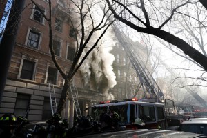 Más de 20 bomberos fueron heridos mientras combatían incendio en un edificio de Nueva York