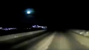 El momento en que un meteorito explotó en el cielo de Rusia (VIDEO)