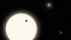 Nasa reveló la existencia de un nuevo planeta que orbita la estrella de un sistema triple