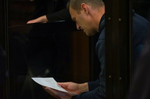 Comienza audiencia en la que se decidirá si opositor ruso Navalny permanece encarcelado