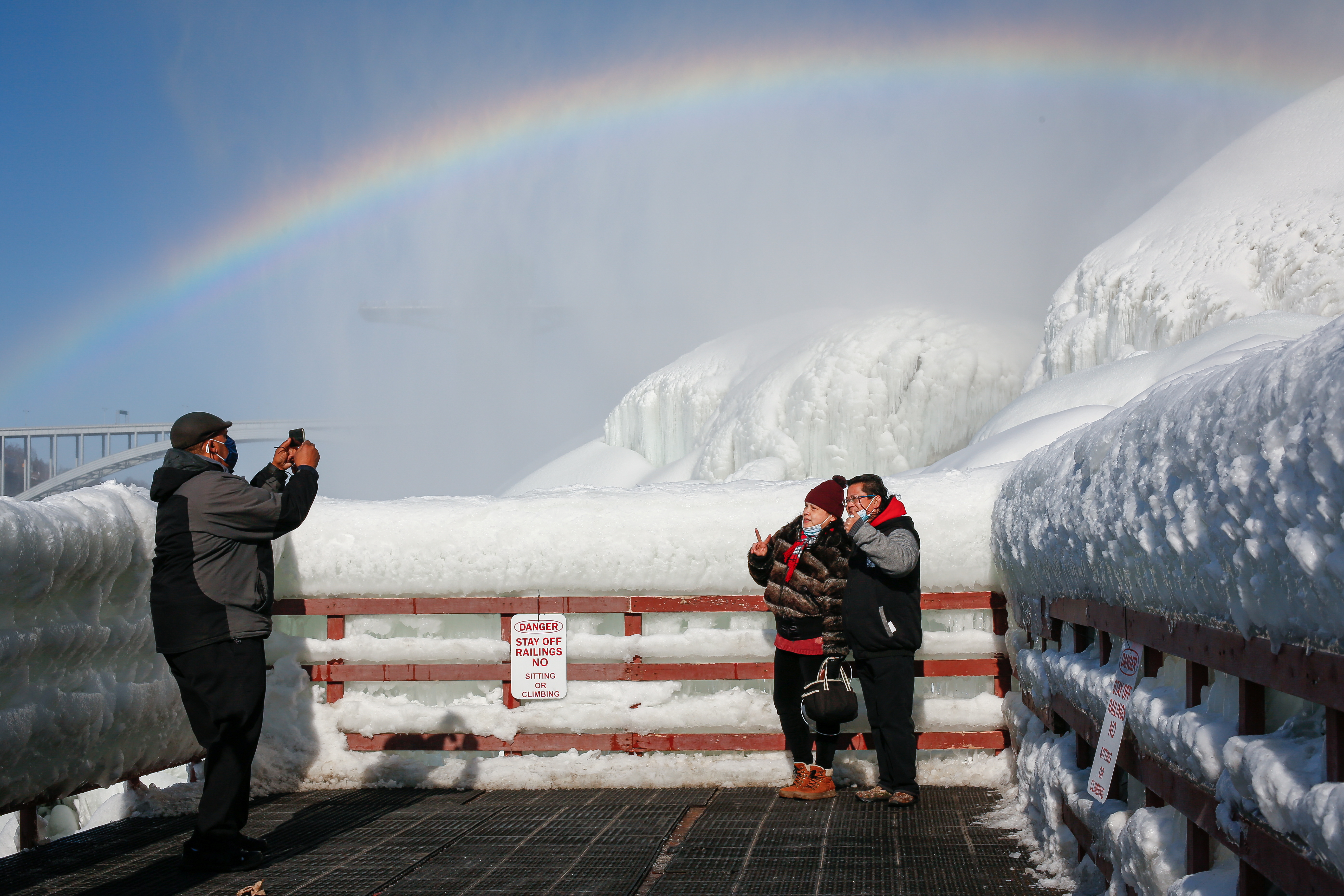 Hielo y arcoíris: Ola de frío creó espectacular paisaje en las cataratas del Niágara (VIDEOS)