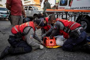 Las jornadas contra reloj de los paramédicos de Venezuela para salvar vidas