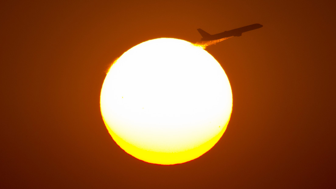 Estadounidense captó por casualidad el preciso instante en que un avión “atravesó” el Sol