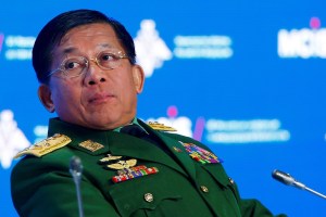 Jefe militar amenazó a medios de Birmania por usar la palabra “golpe” (Video)