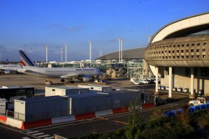 Francia abandona ampliación de su principal aeropuerto por motivos medioambientales