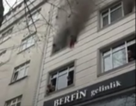 Lanzó a sus hijos desde un tercer piso para salvarlos de un incendio en Estambul