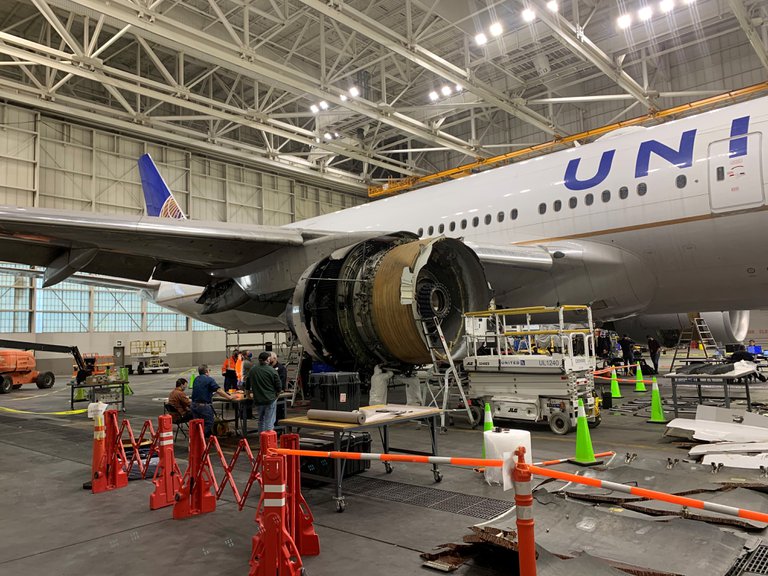 Revelaron el primer informe oficial sobre el motor del avión Boeing que se incendió en Denver