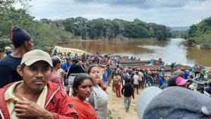 Comunidades indígenas venezolanas aprobaron retomar sus tierras enfrentando a los grupos irregulares armados