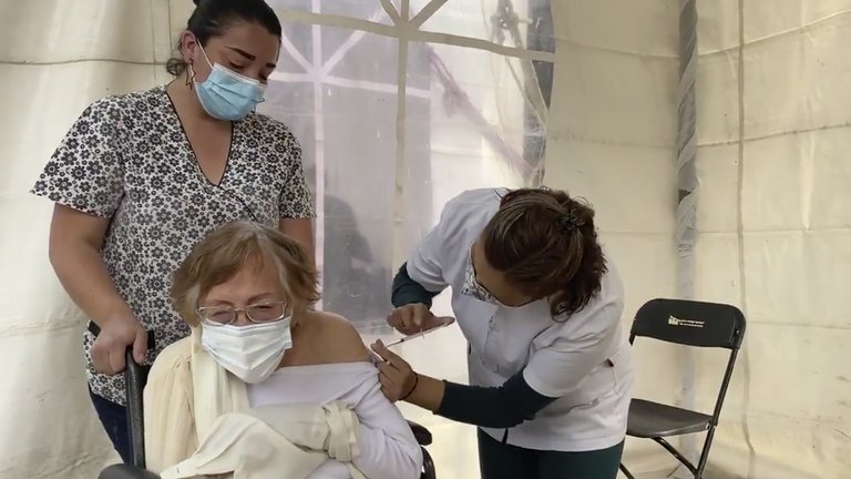 Mujer de 103 años fue vacunada contra el coronavirus en México