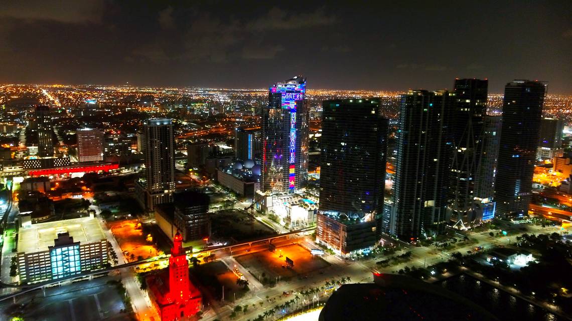 Exhiben una bandera de 693 pies en la nueva torre Paramount Miami en honor al Día de los Presidentes