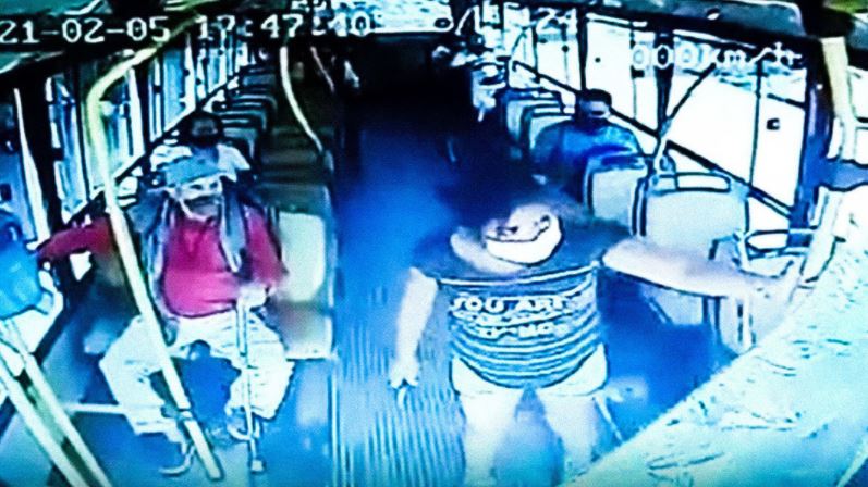 Apuñaló a chofer de autobús luego de que le pidiera utilizar la mascarilla (VIDEO)