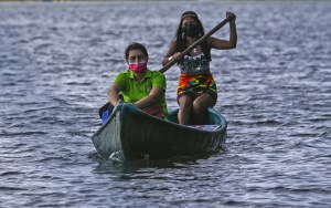 Maestra deja el mundo “virtual” y lleva sus clases en canoa a los niños indígenas de Panamá (Fotos)