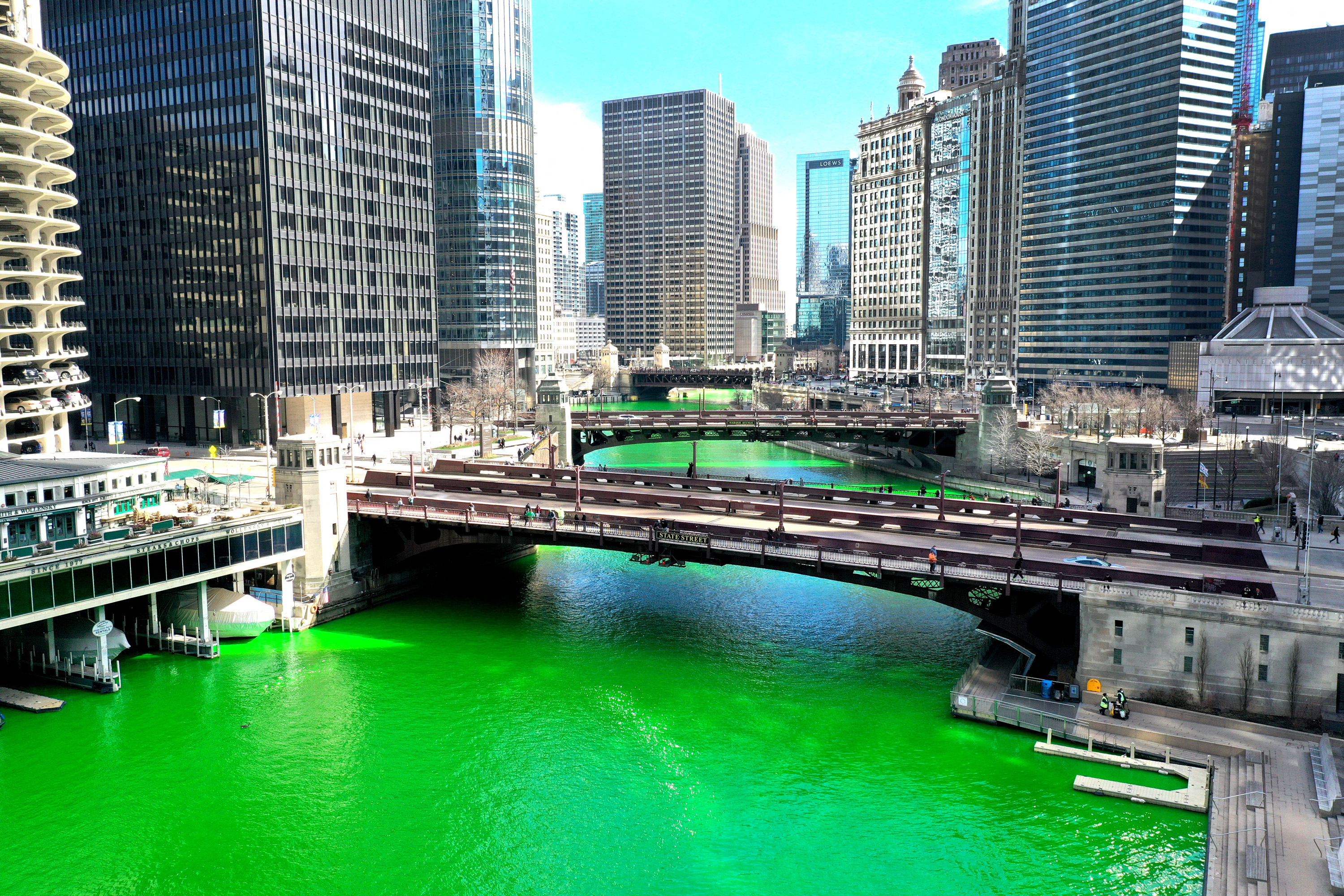 En fotos: El Río Chicago se tiñó de verde por el día de San Patricio