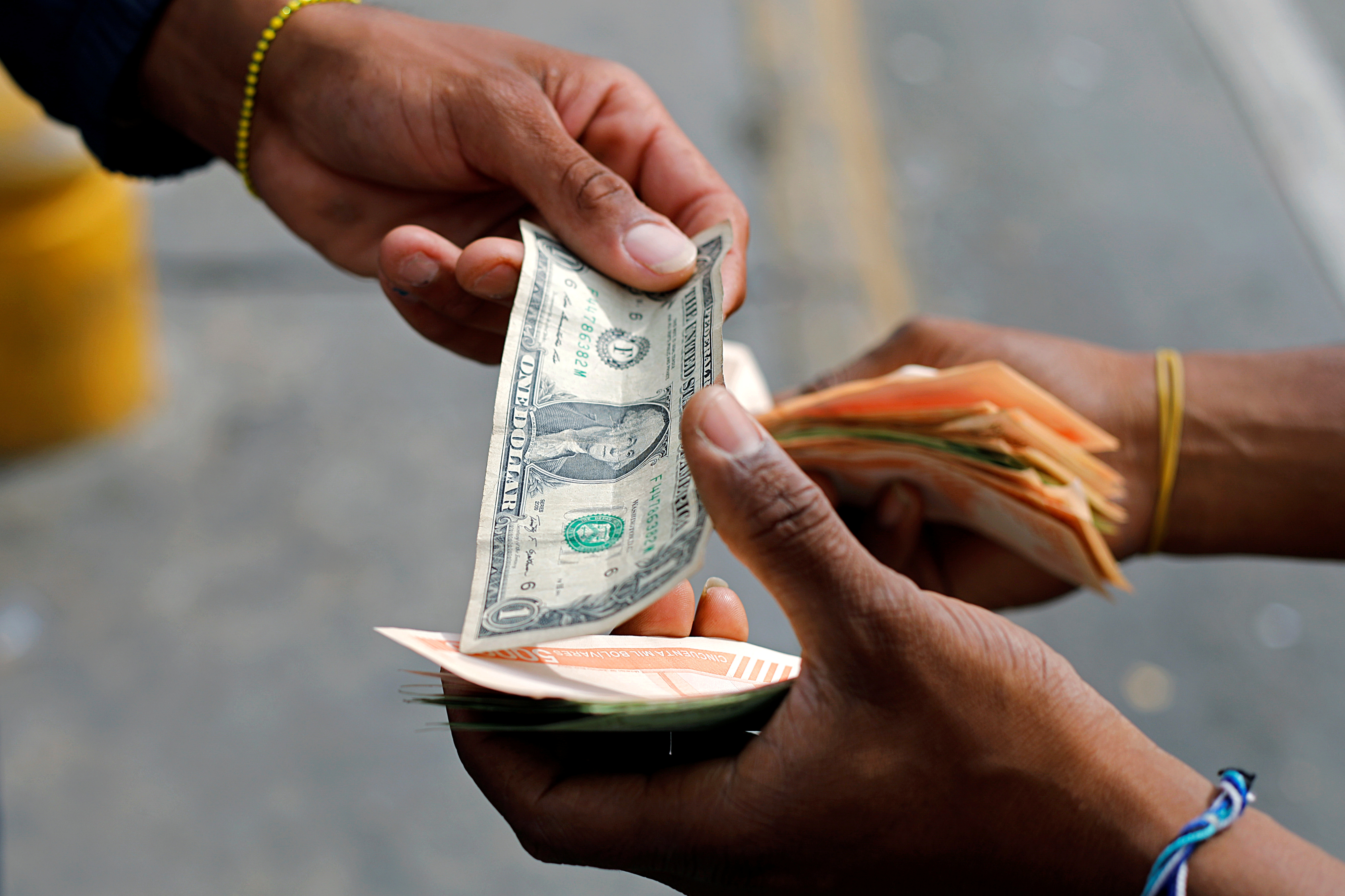 Tres dólares al mes… lo que equivale el “aumento” salarial anunciado por la dictadura chavista