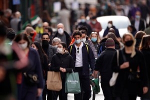 Francia pone fin el jueves al uso de mascarillas al aire libre y levanta el domingo toque de queda