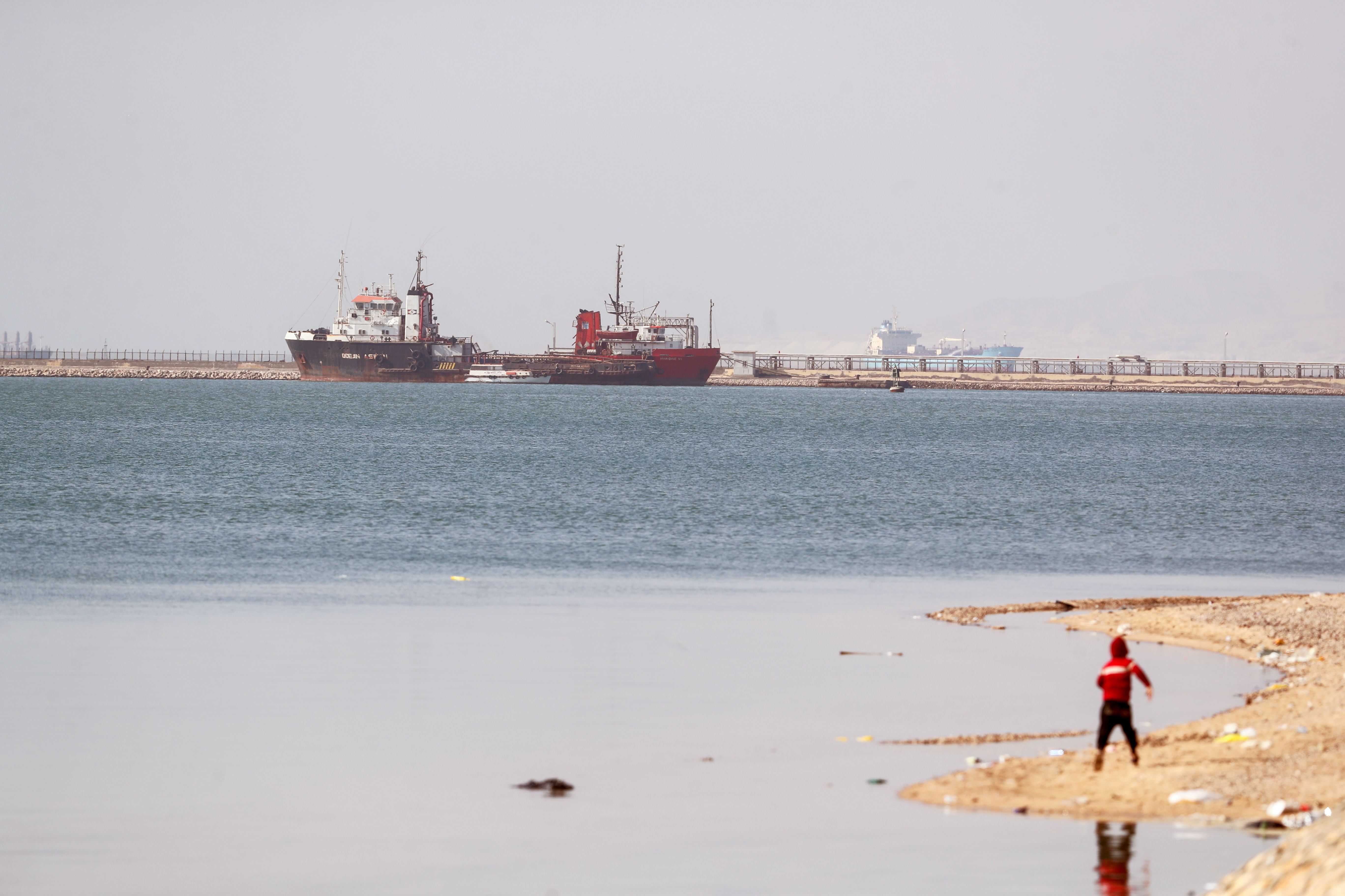 Continúan esfuerzos para desencallar al buque Ever Given en el Canal de Suez