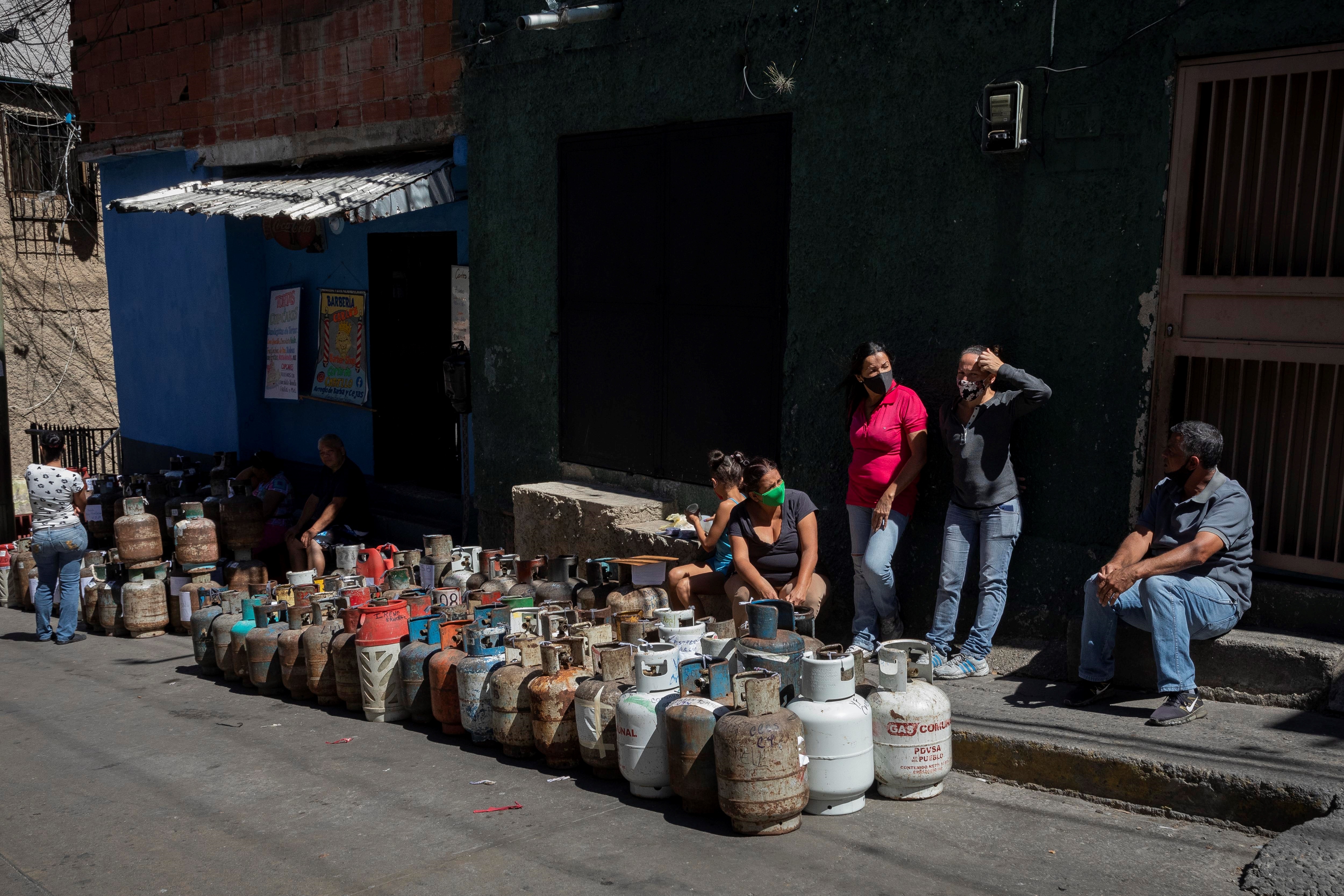 Un tercio de los venezolanos recibe las bombonas de gas cada tres meses o más