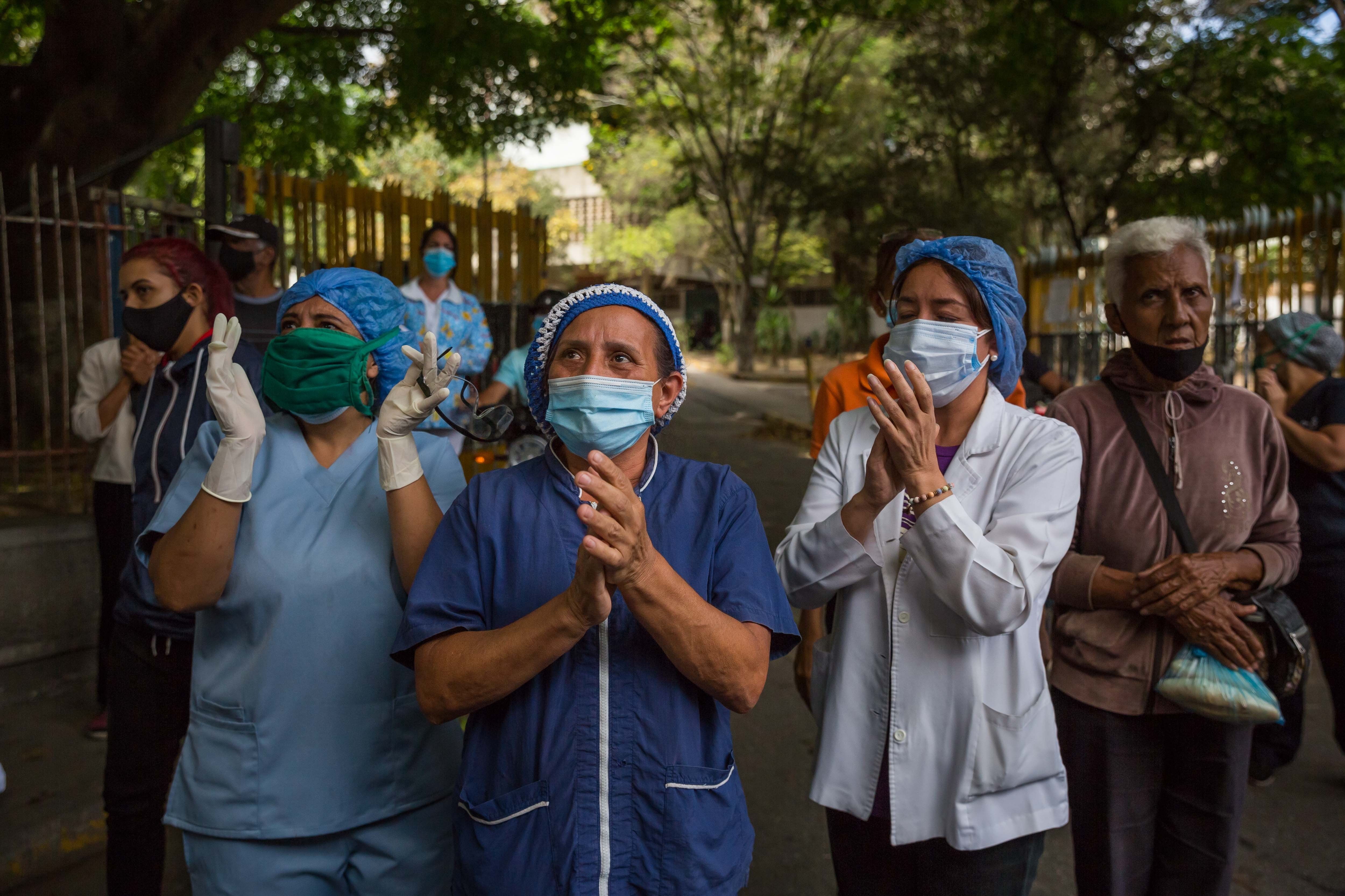 Personal de salud: Maduro nos lleva al sálvense quien pueda por falta de vacunas