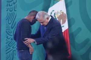 Un hombre se cuela en el Palacio Nacional de México y habla con López Obrador