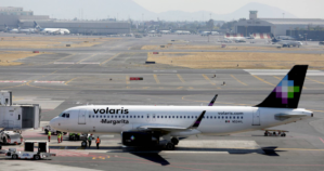 Polémica: Protestan contra una aerolínea mexicana por no contratar a joven con VIH