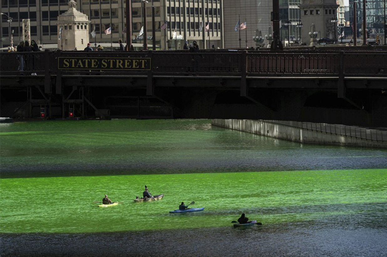 El alcalde de Chicago ilumina de verde el teñido del río Chicago antes del día de San Patricio