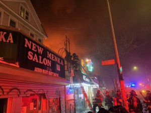 Bomberos y vecinos de Queens buscan respuestas tras incendio voraz