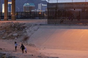 Reuters: EEUU considera el uso de base militar en Virginia para albergar a niños migrantes
