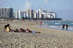 Miami Beach prohíbe fumar en la playa desde el #1Ene con una excepción