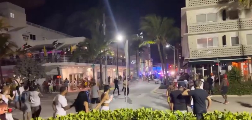 Primavera violenta en Miami Beach: La policía dispersó con gas lacrimógeno a turistas agresivos