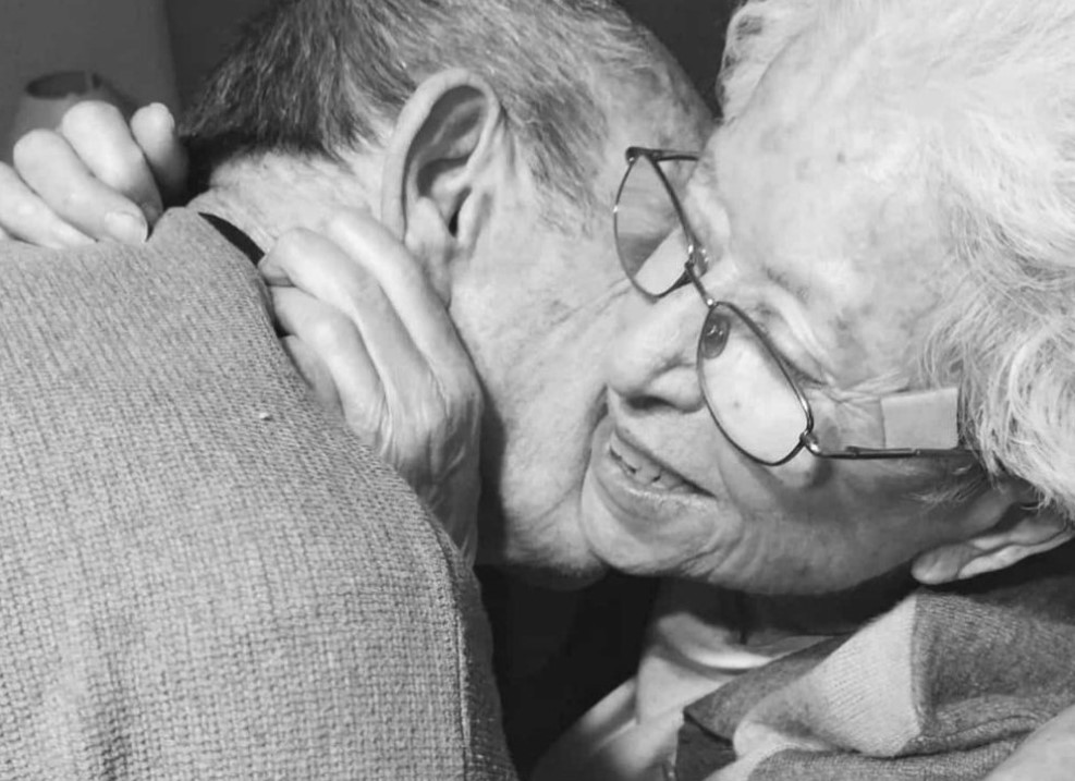 El emotivo reencuentro de un hombre de 91 años con su esposa luego de ser dada de alta de un hospital en España