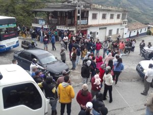 Protestan exigiendo despacho de gas doméstico en Mucurubá, estado Mérida #27Mar