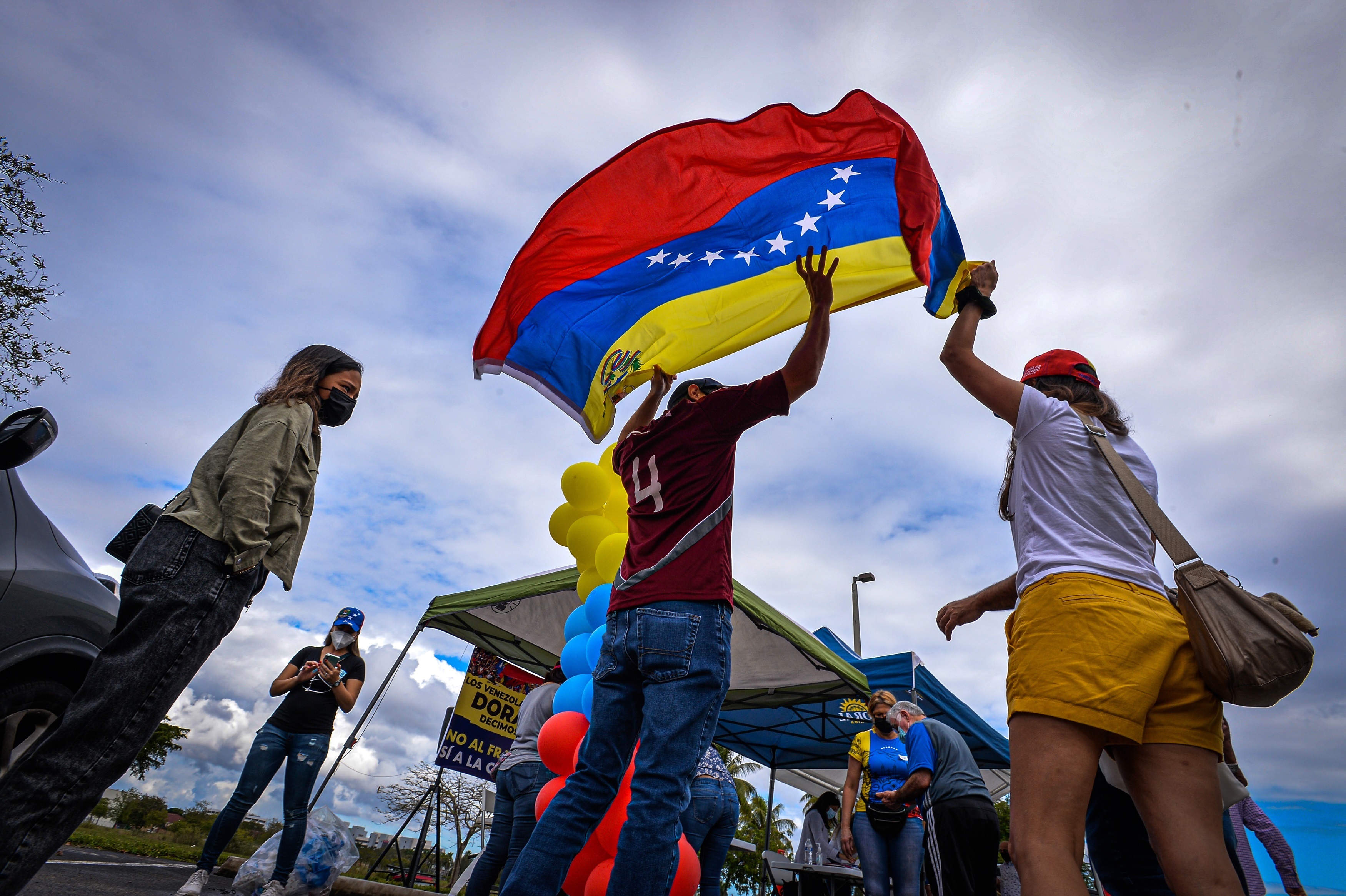 Comunidad venezolana en Florida creó grupo para favorecer a los migrantes