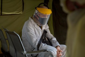Personal médico venezolano ha pasado la pandemia entre protestas y despedidas