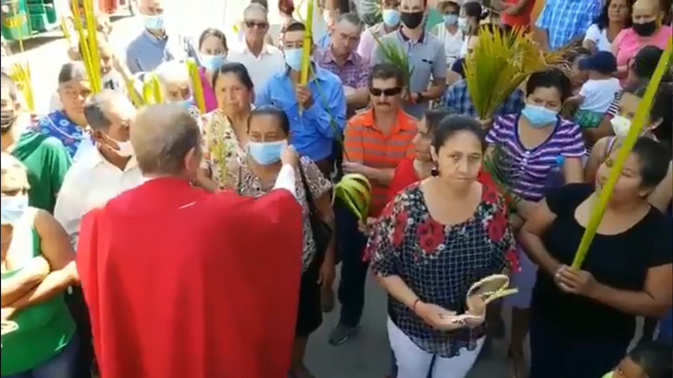 Un sacerdote reprochó a los feligreses por el uso del tapabocas en Honduras… ¡Y se los quitó a las malas! (Video)