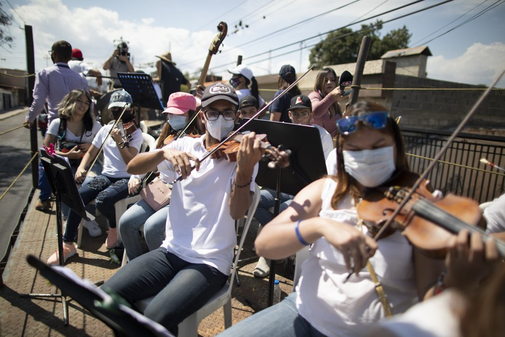 AP: Orquesta móvil intenta traer alegría a las calles venezolanas